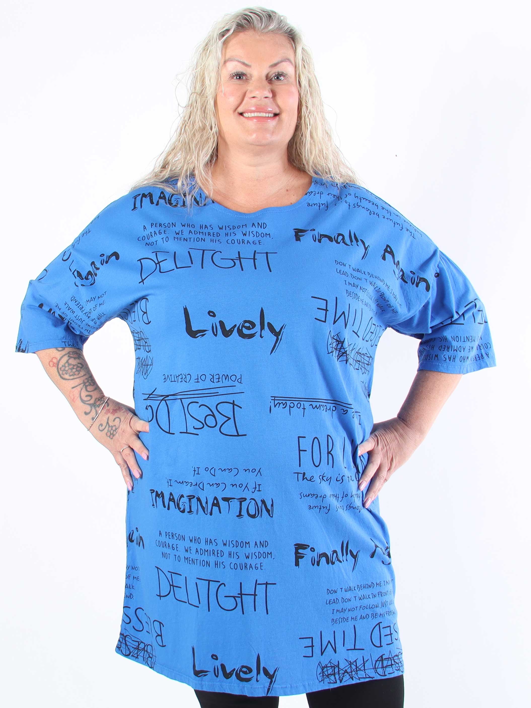 Lora - Plus size t-shirt kjole med tekst